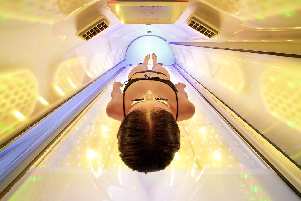 Client relaxing in the Ergoline Elements LED tanning bed