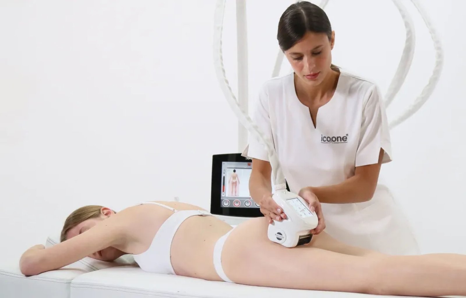 icoone treatment on the body using a Roboderm handpiece