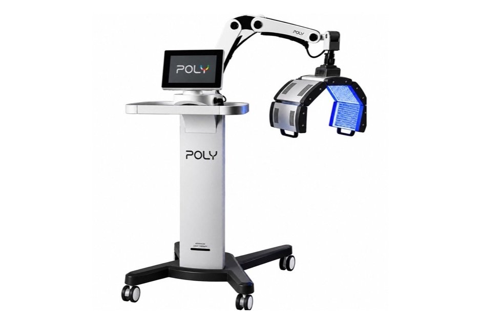 POLY Pro Clear 5-panel head positioned over a client's face